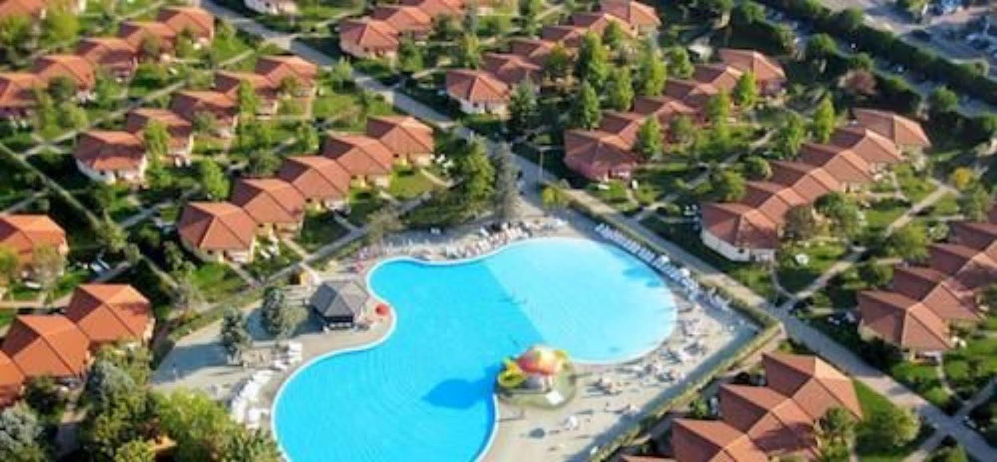 Camping Bella Italia Peschiera del Garda Esterno foto